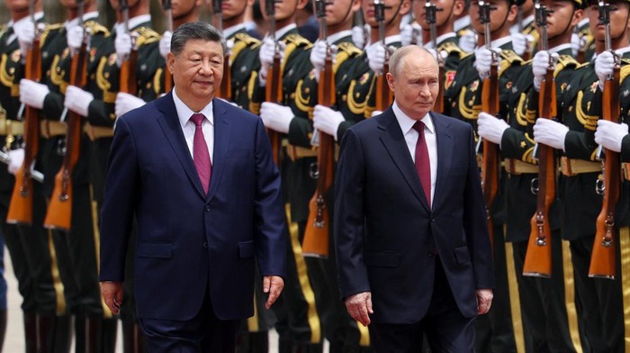 Vladimir Putin melakukan kunjungan resmi ke China dan disambut langsung oleh Xi Jinping dalam upacara kenegaraan di Balai Besar Rakyat, Beijing, Rabu (20/5/2026). Pertemuan kedua pemimpin tersebut menjadi sorotan dunia di tengah dinamika geopolitik dan hubungan strategis yang terus berkembang antara Rusia dan Tiongkok. REUTERS/Maxim Shemetov