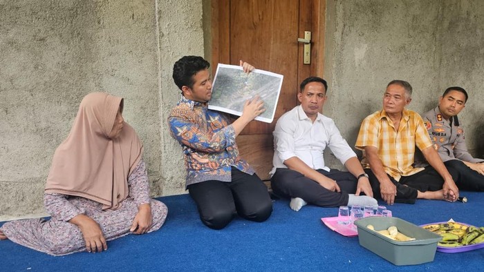 Wagub Emil turun gunung buka jalan diblokir di Pacitan