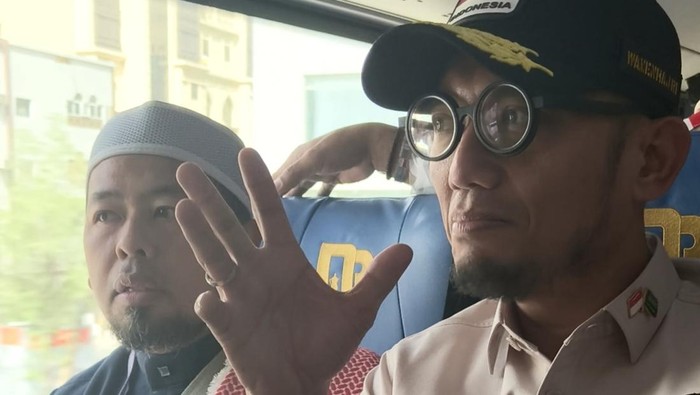 Wamenhaj Dahnil Anzar Simanjuntak meninjau lokasi hotel jemaah haji menggunakan bus shalawat.
