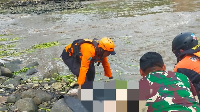 Warga Blitar yang hanyut ditemukan di Sanankulon, Blitar