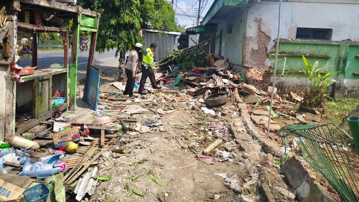 Warung porak-poranda ditabrak Bus Sugeng Rahayu di jalan Wangon-Lumbir, Banyumas, Rabu (20/5/2026).