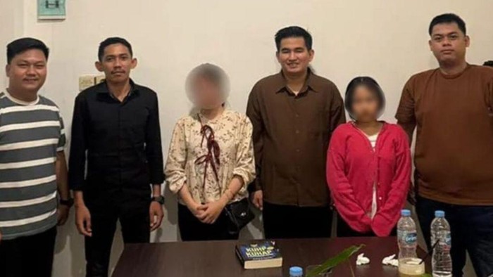 YLBHI Sultra memberikan pendampingan terhadap ART (baju motif bunga), korban pencabulan di rumah Bupati Konawe Selatan di Kota Kendari. Dokumen Istimewa