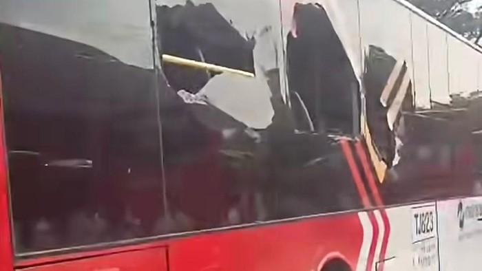 Dua bus Transjakarta tabrakan di Depo Kampung Rambutan.