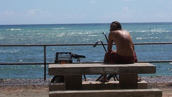 Hawaii sering dianggap sebagai surga dunia oleh wisatawan, namun para mantan penduduknya mengungkapkan ada jurang besar antara gambaran Hollywood dan kenyataan hidup di sana. Jika melihat ke luar area pantai yang indah, banyak penduduk lokal yang berjuang keras secara ekonomi, jauh dari kesan liburan yang mewah di film. Foto: BoredPanda