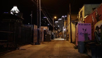 Texas sering dipoles dengan nuansa koboi, peternak tangguh, dan gaya hidup mandiri yang ikonik. Padahal, realitanya banyak daerah pinggiran di sana yang jauh lebih mirip gambaran kota yang membosankan dan semrawut, terutama wilayah Dallas dan Fort Worth yang lebih banyak didominasi oleh hamparan beton daripada padang rumput yang romantis. Foto: BoredPanda      