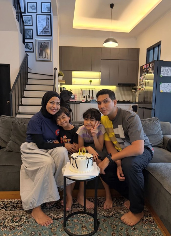 5 Potret Arka Anak Tantri 'Kotak' Ikut Nyanyi di Single Terbaru Sang Bunda
