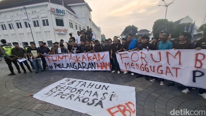 Aksi massa Forum BEM se-DIY di kawasan Titik Nol Jogja, Kamis (21/5/2026).