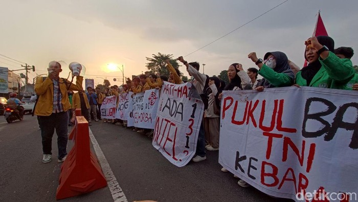 Aliansi Mahasiswa Banyumas Raya menggelar aksi mimbar bebas refleksi dalam momentum peringatan 28 tahun Reformasi di Alun-alun Purwokerto, Kamis (21/5/2026).