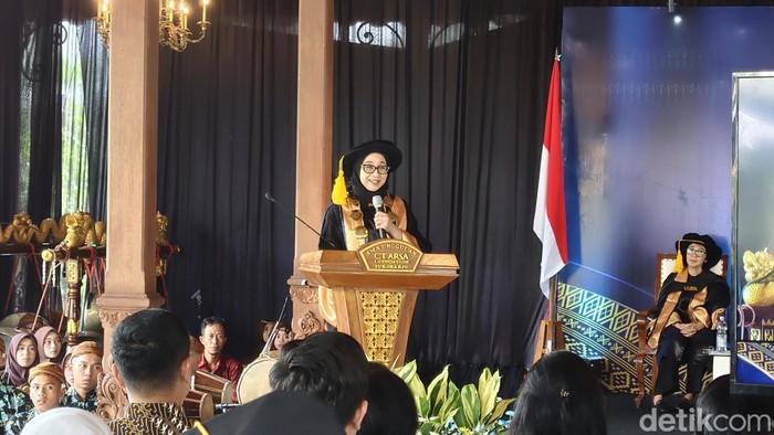 Ketua Yayasan CT Arsa Foundation, Anita Ratnasari Tanjung saat sambutan dalam wisuda SMA CT Arsa Sukoharjo, Kamis (21/5/2026).