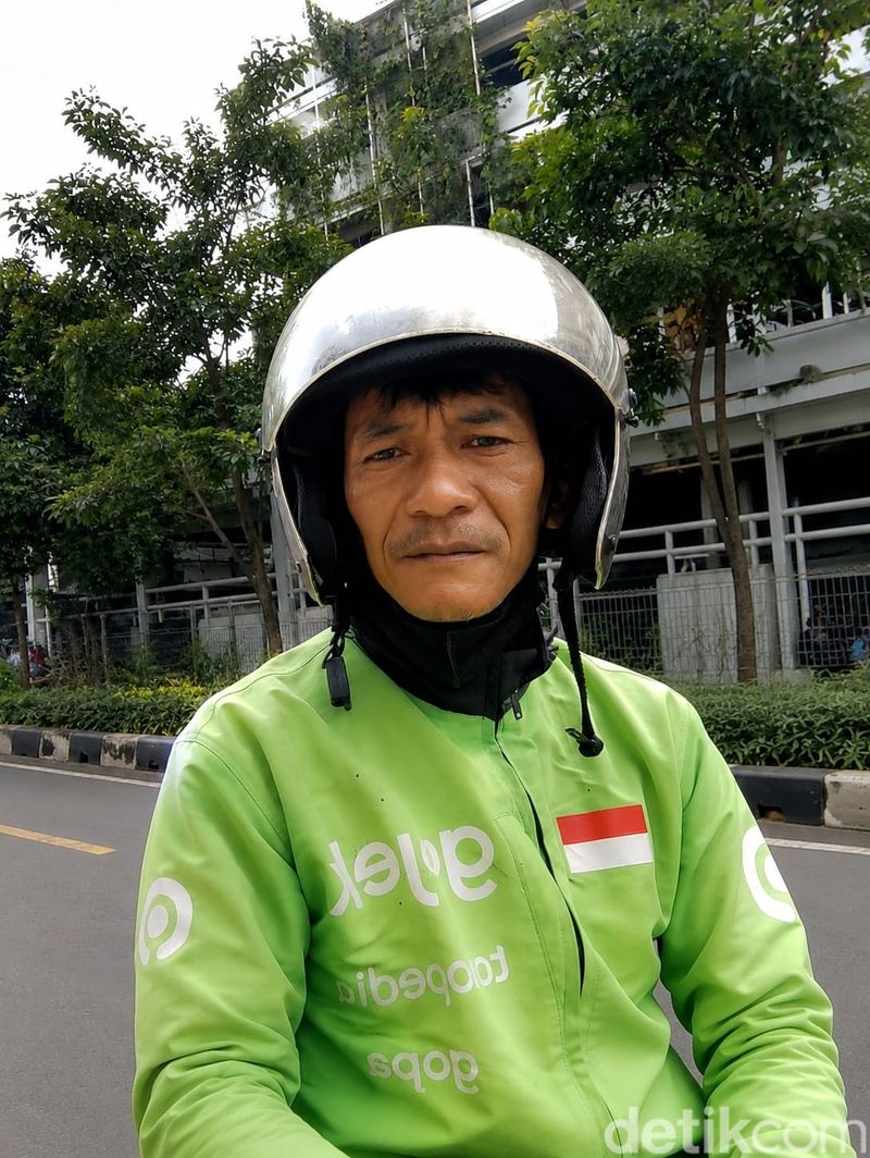 Anung Dwihananto (48) pernah bekerja di restoran Thailand selama 20 tahun sebelum alih profesi jadi pengemudi ojek online (ojol).
