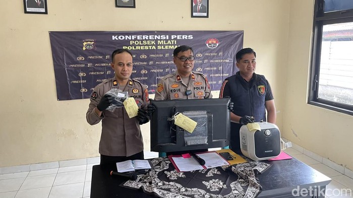 Petugas kepolisian menunjukkan barang bukti pencurian, Rabu (21/5/2026).