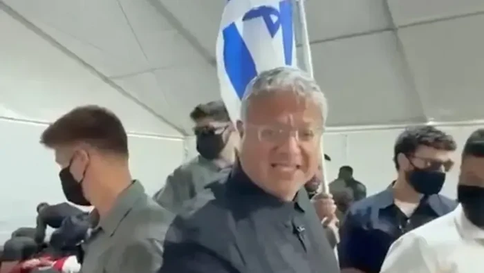 Keterangan gambar,Menteri Keamanan Nasional Israel, Itamar Ben-Gvir, mengunggah video yang memperlihatkan dirinya mengejek para aktivis flotila yang ditahan.