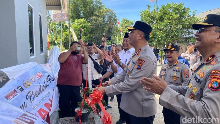 Kapolda Babel Irjen Pol Viktor T Sihombing saat penyerahan rumah yang dibedah.