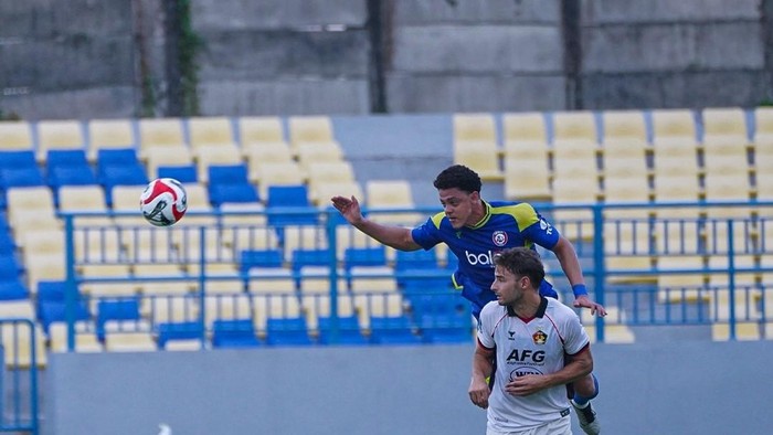 Bek tangguh Arema FC, Walisson Maia (belakang)