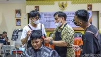 Sejumlah peserta mengikuti pelatihan memotong rambut yang digelar BNN Kota Jakarta Utara di kawasan Kantor Lurah Tanjung Priok, Jakarta Utara, Kamis (21/5/2026). Kegiatan ini menjadi bagian dari pembinaan pemuda di wilayah rawan narkoba.