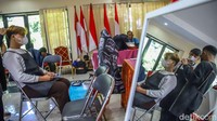 Dalam sesi pelatihan, peserta diajarkan teknik dasar barber seperti gradasi rambut, pembuatan garis potongan, hingga penggunaan mesin cukur secara aman. Instruktur juga memberikan simulasi praktik langsung.