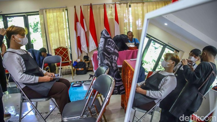 BNN Latih Pemuda Tanjung Priok Jadi Tukang Cukur Sejumlah peserta mengikuti pelatihan memotong rambut yang digelar BNN Kota Jakarta Utara di kawasan Kantor Lurah Tanjung Priok, Jakarta Utara, Kamis (21/5/2026). Kegiatan ini menjadi bagian dari pembinaan pemuda di wilayah rawan narkoba.