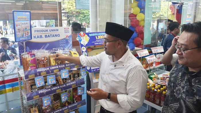 Bupati Batang, M. Faiz Kurniawan, meresmikan gerai Indomaret Fresh Alun-Alun Batang, Kabupaten Batang, Selasa (19/5/2026).