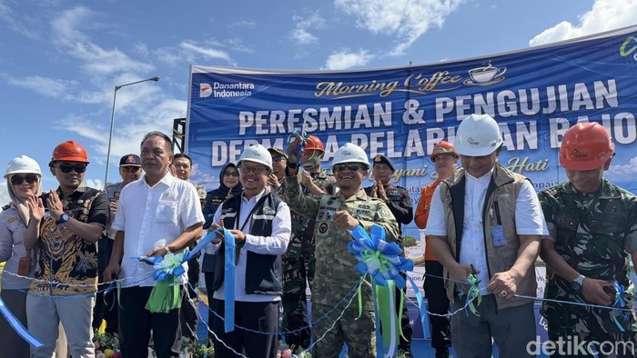 Bupati Bone Andi Asman Sulaiman bersama GM PT ASDP Indonesia Ferry Cabang Bajoe, Anom Sedayu Panatagama saat meresmikan dermaga baru.