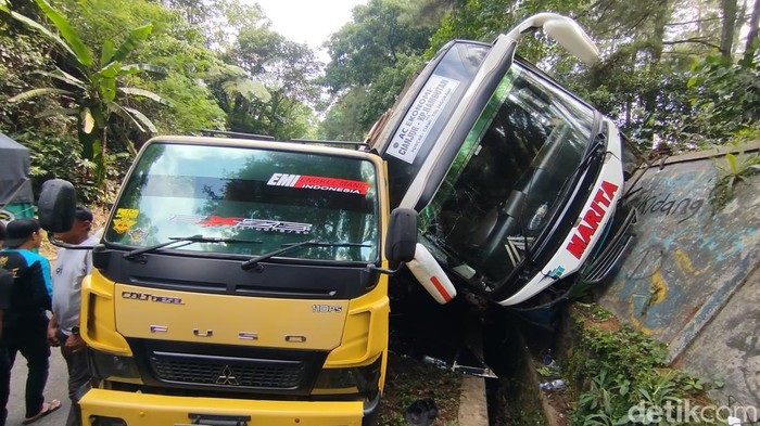 bus alami kecelakaan di Jalur Puncak Cianjur