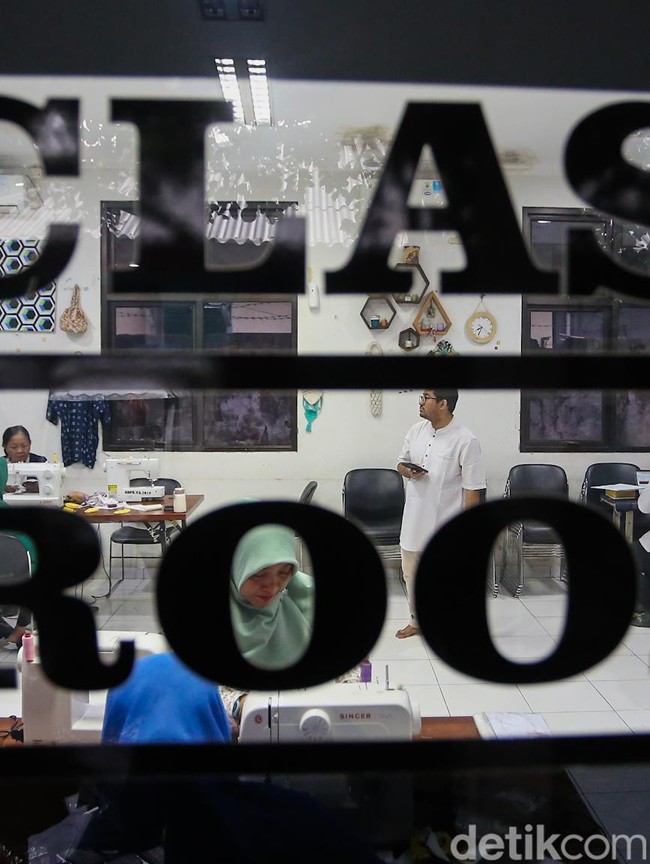 Dari Jarum dan Kain, Warga Jaktim Dilatih Bangun Usaha Mandiri