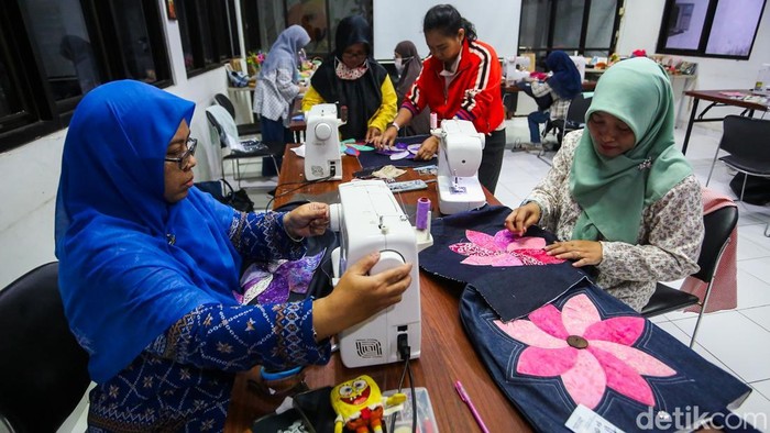 Suku Dinas Perindustrian, Perdagangan, Koperasi, Usaha Kecil dan Menengah (PPKUKM) menggelar pelatihan menjahit di Tempat Kumpul Kreatif Centex, Jakarta Timur, Kamis (21/5/2026). Pelatihan tersebut menjadi salah satu upaya pemerintah daerah dalam mendorong lahirnya pelaku usaha baru di sektor usaha mikro, kecil, dan menengah (UMKM).