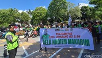 Selanjutnya, perwakilan ojol berorasi secara bergantian. Mereka juga membentangkan banner berisi tuntutan.