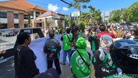 Demonstrasi ojol dimulai dengan konvoi dari Stadion Merdeka menuju PN Jombang di Jalan KH Wahid Hasyim.