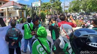 Massa ojol meyakini Nadiem tidak bersalah.