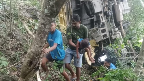 Dump truk terguling di Jalan Raya Takari-Lelogama, tepatnya di Gunung Naitonis, Desa Ohaem I, Kecamatan Amfoang Selatan, Kabupaten Kupang NTT, Rabu (20/5/2026). (Foto: Dok. Istimewa)