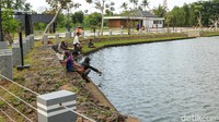 Di sejumlah titik, warga tampak memancing sambil menikmati pemandangan di tepi embung. 