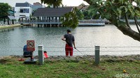 Suasana sekitar embung juga menjadi pilihan warga untuk menikmati waktu luang di tengah padatnya aktivitas perkotaan. 