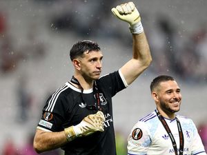 Emiliano Martinez Si Spesialis Laga Final
