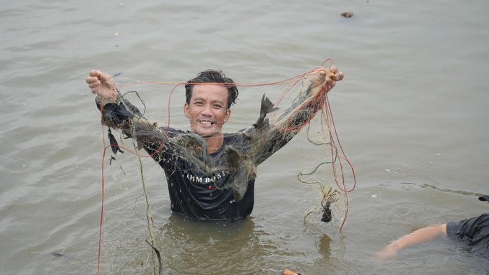 Forkopimda Kabupaten Bogor bersama masyarakat menggelar bersih-bersih di Situ Citatah, Kecamatan Cibinong. Sebanyak 220 kg ikan sapu-sapu dibersihkan dari situ. (dok Ist)