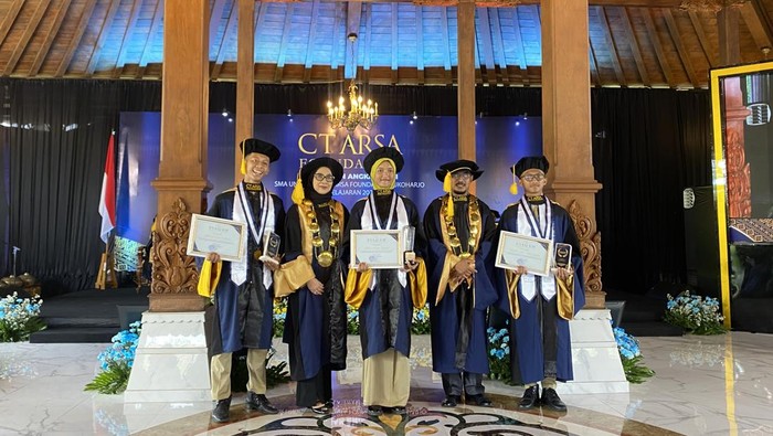 Founder CT Arsa Foundation, Anita Ratnasari Tanjung bersama siswa berprestasi SMAU CT Arsa Sukoharjo yang lolos ke kampus luar negeri