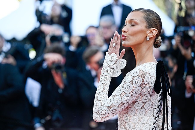 Menghadiri pemutaran perdana film ‘La Bataille De Gaulle: LÂge De Fer’ yang digelar pada hari ke-9 Cannes Film Festival 2026, Cannes, Prancis, pada Rabu (20/5/2026), Bella Hadid menebar pesonanya dalam balutan gaun Schiaparelli yang dirancang khusus (custom) oleh desainer Daniel Roseberry. (Foto: Stephane Cardinale/Corbis via Getty Images)