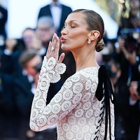 Menghadiri pemutaran perdana film ‘La Bataille De Gaulle: LÂge De Fer’ yang digelar pada hari ke-9 Cannes Film Festival 2026, Cannes, Prancis, pada Rabu (20/5/2026), Bella Hadid menebar pesonanya dalam balutan gaun Schiaparelli yang dirancang khusus (custom) oleh desainer Daniel Roseberry. (Foto: Stephane Cardinale/Corbis via Getty Images)