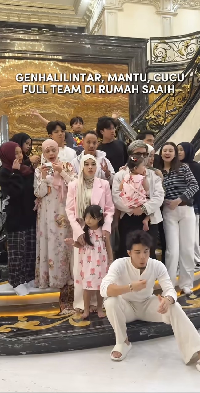 Kumpul full team, Geni Faruk membagikan momen kebersamaan keluarganya ke akun Instagram. Anak-anak, cucu, serta kedua menantunya, Aurel Hermansyah dan Aaliyah Massaid terlihat turut hadir. Foto: Instagram/@genifaruk