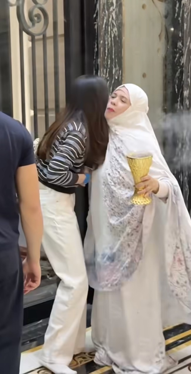 Dalam video yang dibagikan tampak Aaliyah yang datang dan langsung disambut oleh Geni. Keduanya pun memamerkan keakraban mereka dengan saling cipika-cipiki. Foto: Instagram/@genifaruk