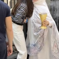 Dalam video yang dibagikan tampak Aaliyah yang datang dan langsung disambut oleh Geni. Keduanya pun memamerkan keakraban mereka dengan saling cipika-cipiki. Foto: Instagram/@genifaruk