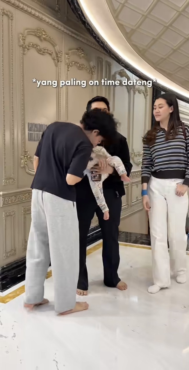 Aaliyah datang bersama suaminya, Thariq, dan putra mereka, baby Arash. Rupanya keluarga kecil Thariq itu menjadi salah satu yang datang paling on time. Foto: Instagram/@genifaruk