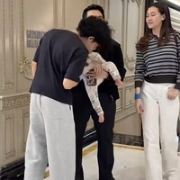 Aaliyah datang bersama suaminya, Thariq, dan putra mereka, baby Arash. Rupanya keluarga kecil Thariq itu menjadi salah satu yang datang paling on time. Foto: Instagram/@genifaruk