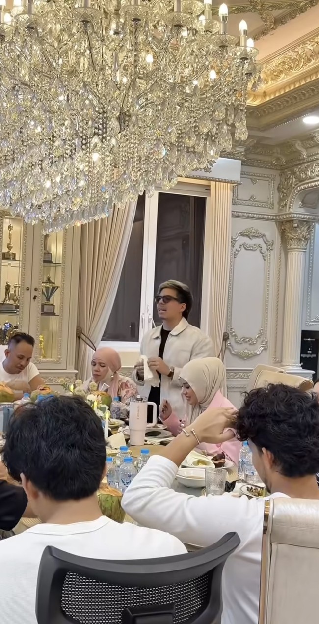 Sementara Atta datang belakangan dengan mengajak serta istrinya, Aurel Hermansyah. Aurel tampil rapi dan santun dengan balutan blazer pink dipadukan hijab berwarna beige. Foto: Instagram/@genifaruk