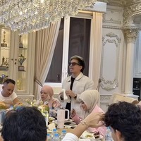 Sementara Atta datang belakangan dengan mengajak serta istrinya, Aurel Hermansyah. Aurel tampil rapi dan santun dengan balutan blazer pink dipadukan hijab berwarna beige. Foto: Instagram/@genifaruk