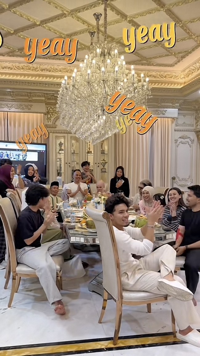 Acara diisi dengan makan-makan bersama. Kedua menantu Gen Halilintar, Aurel dan Aaliyah tampak duduk berdekatan.  Foto: Instagram/@genifaruk