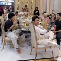 Acara diisi dengan makan-makan bersama. Kedua menantu Gen Halilintar, Aurel dan Aaliyah tampak duduk berdekatan.  Foto: Instagram/@genifaruk