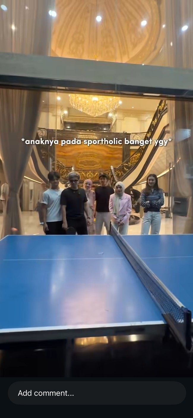 Penampilan Aaliyah sendiri terlihat lebih santai dengan atasan lengan panjang garis-garis dipadukan celana panjang putih. Foto: Instagram/@genifaruk