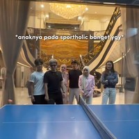 Penampilan Aaliyah sendiri terlihat lebih santai dengan atasan lengan panjang garis-garis dipadukan celana panjang putih. Foto: Instagram/@genifaruk