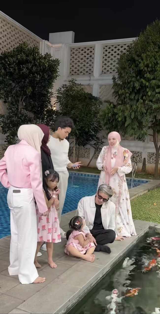 Kedua putri Aurel, Ameena dan Azura juga turut hadir. Mereka tampil kompak dengan sang bunda mengenakan busana berwarna pink. Foto: Instagram/@genifaruk