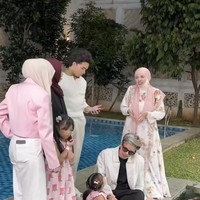 Kedua putri Aurel, Ameena dan Azura juga turut hadir. Mereka tampil kompak dengan sang bunda mengenakan busana berwarna pink. Foto: Instagram/@genifaruk